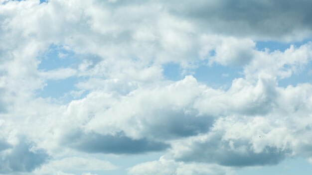 Céu azul com nuvens de fundo