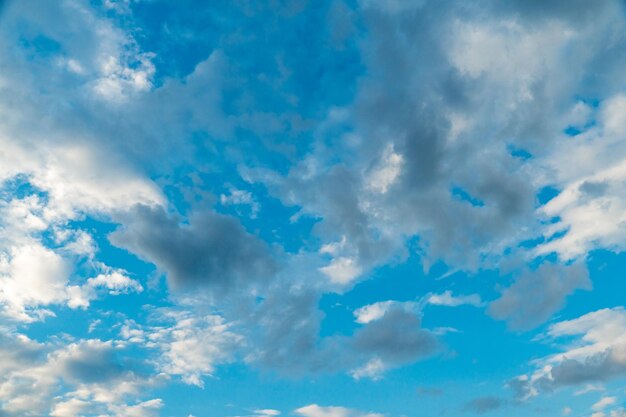 Céu azul com nuvens de fundo