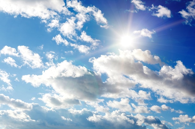 Céu azul com nuvens e luz solar intensa. foto de alta qualidade