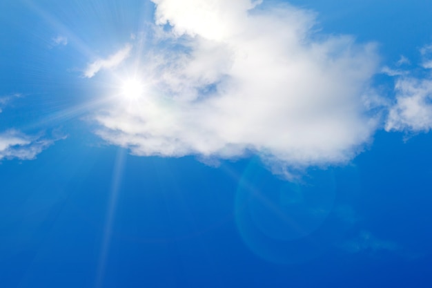 Céu azul com nuvens e luz solar intensa. Foto de alta qualidade