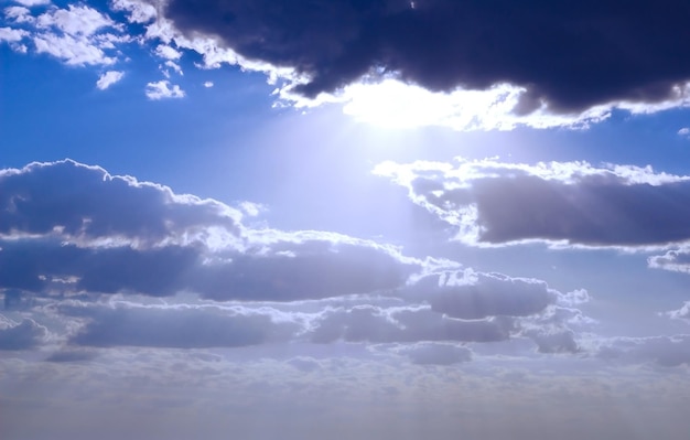 céu azul com nuvens e raio de luz