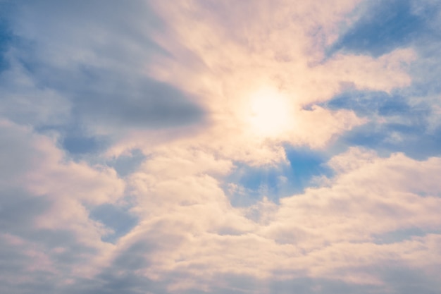 Céu azul com nuvens e sol em uma névoa brilhante suave