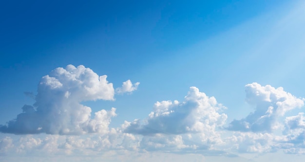 Céu azul com nuvens e sol. fundo