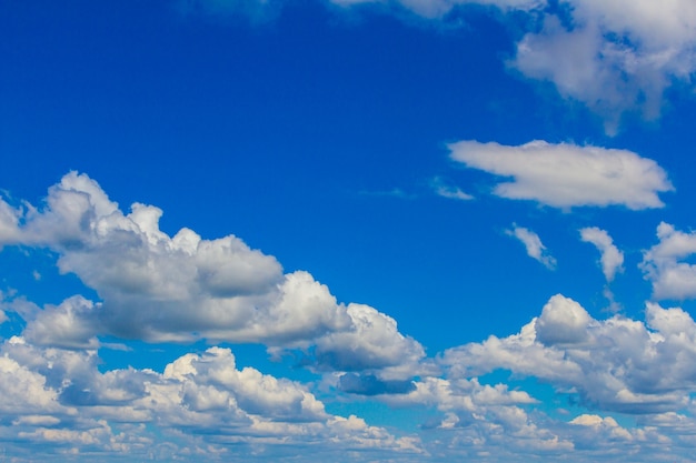 Céu azul, com, nuvens, e, sol, fundo