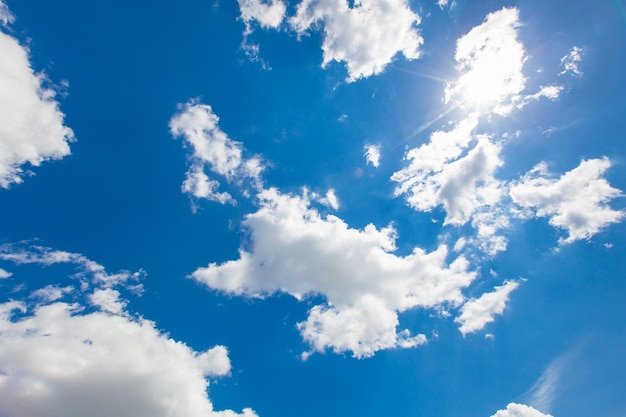 Céu azul com nuvens e sol