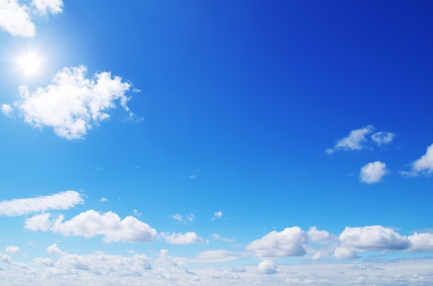 Céu azul com nuvens e sol