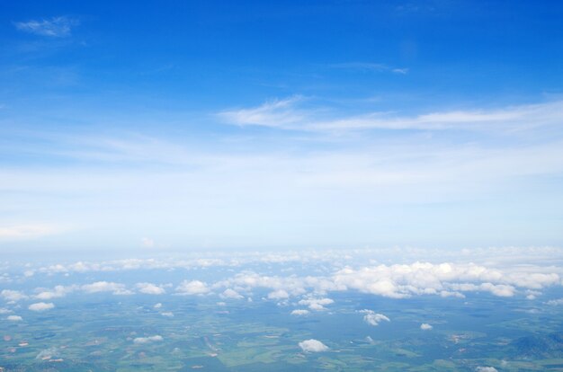 Céu azul com nuvens e sol