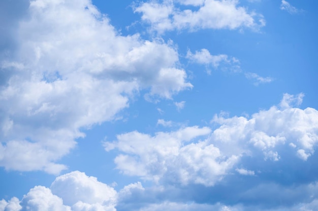 Foto céu azul com nuvens em close