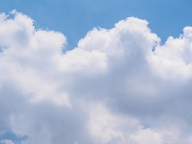 Foto céu azul com nuvens em dia de sol