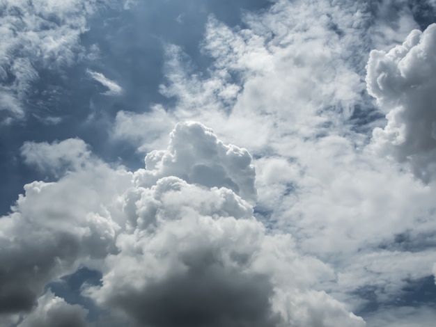 céu azul com nuvens em dia de sol