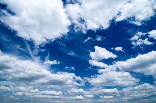 Céu azul com nuvens fechadas