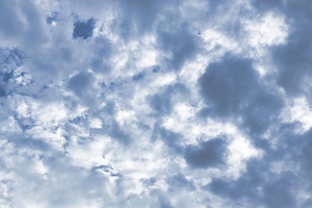 Céu azul com nuvens fechadasNuvens do céuCéu azul com nuvens e sol