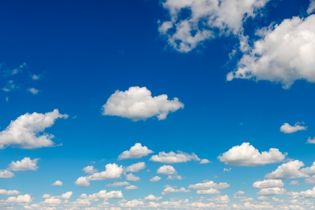 Céu azul com nuvens fofas como pano de fundo