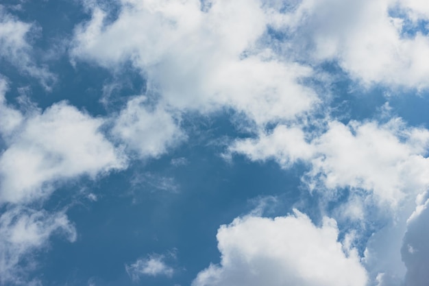 Céu azul com nuvens fofas Fundo da natureza Cloudscape Papel de parede nublado abstrato