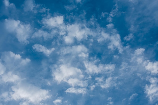 Céu azul com nuvens fofas imagem de fundo