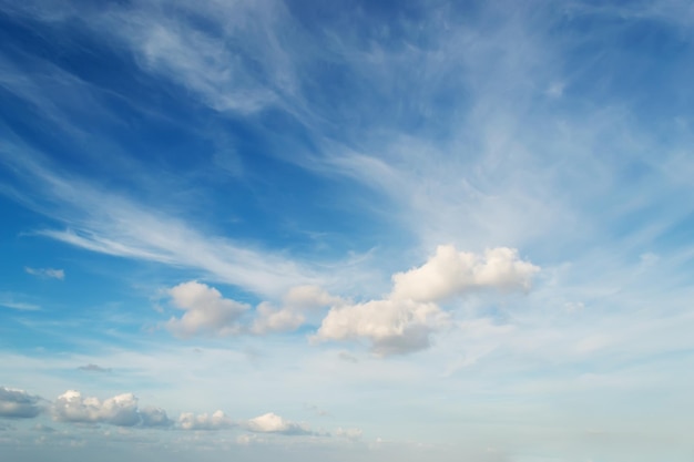 Céu azul com nuvens fofas