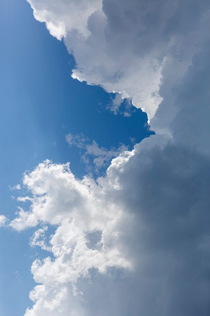 Céu azul com nuvens fofas