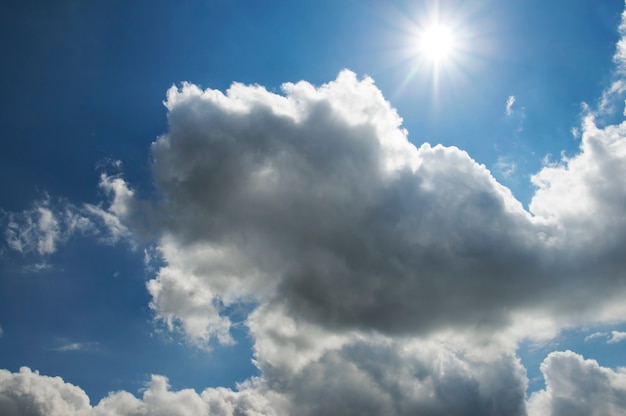 Foto céu azul com nuvens fofas