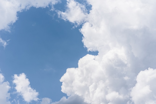 Céu azul com nuvens fofas