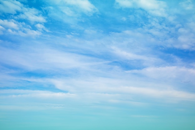 Céu azul com nuvens Fundo abstrato do céu da natureza