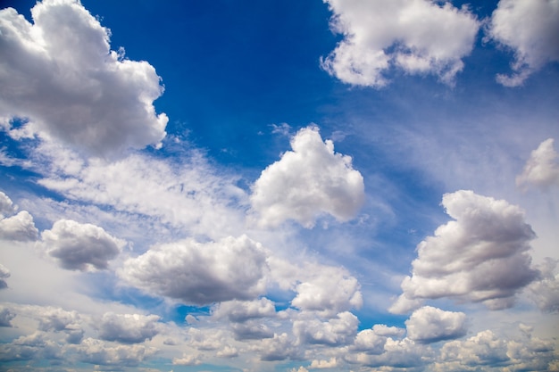 Céu azul com nuvens Fundo abstrato do céu da natureza