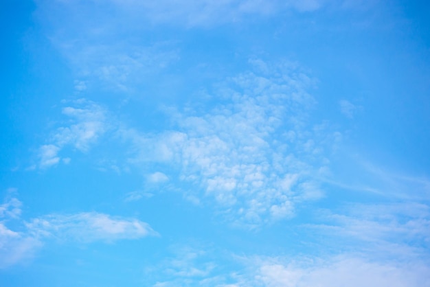 Céu azul com nuvens fundo abstrato