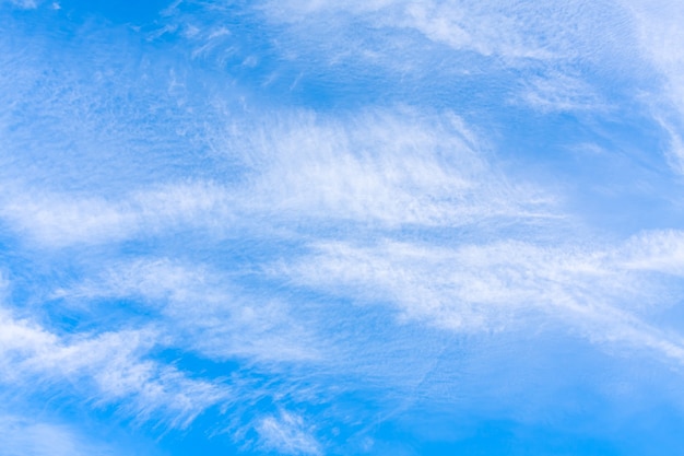 Céu azul com nuvens. Fundo azul celeste.