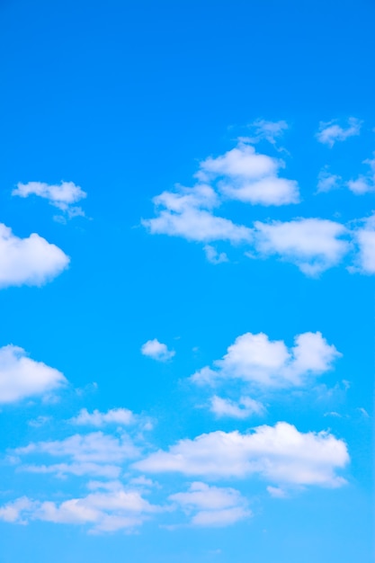 Foto céu azul com nuvens - fundo, composição vertical