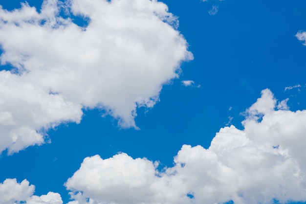 Céu azul com nuvens fundo horário de verão lindo céu