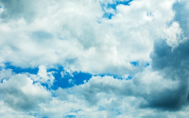 Céu azul com nuvens. fundo.