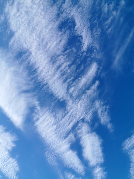 Céu azul com nuvens giratórias