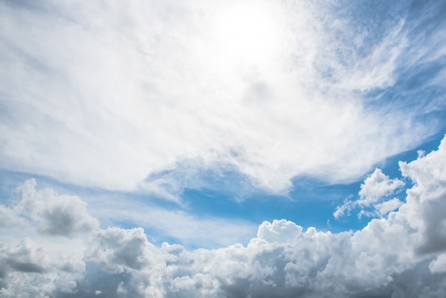 Céu azul com nuvens inchadas.