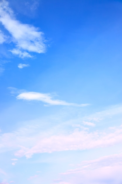 Céu azul com nuvens leves e felpudas - espaço para seu próprio texto