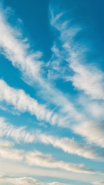 Céu azul com nuvens minúsculas