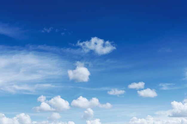 Céu azul com nuvens Muitos lindos brancos