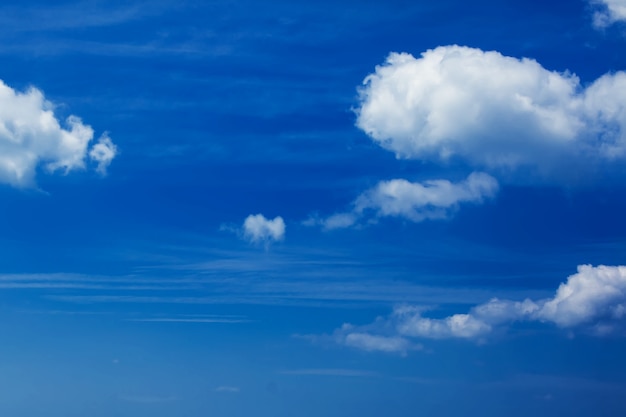 Foto céu azul com nuvens no dia de clareamento