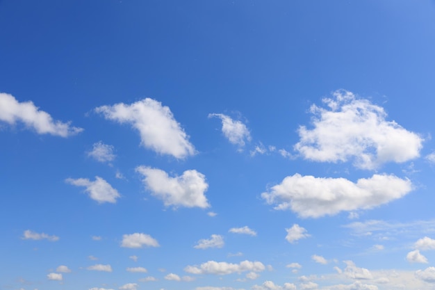 Céu azul com nuvens no verão