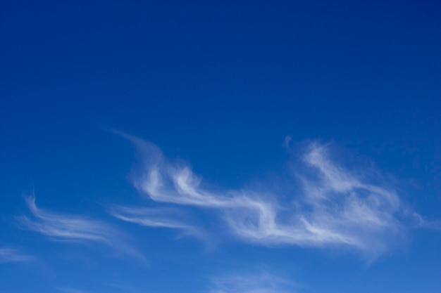 céu azul com nuvens onduladas