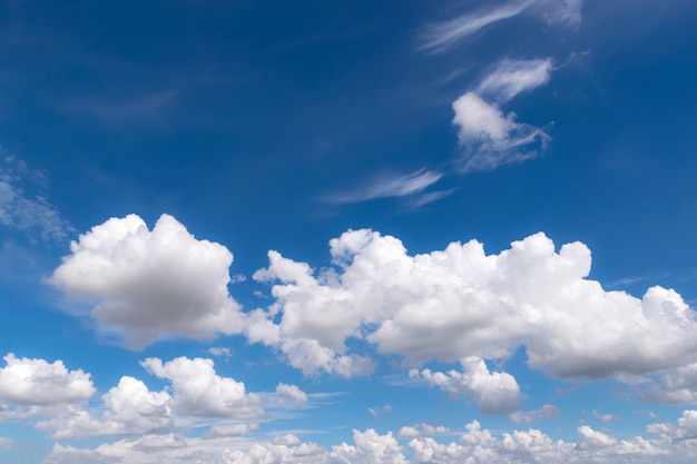 Céu azul com nuvens para o conceito de natureza de fundo ou backgrop