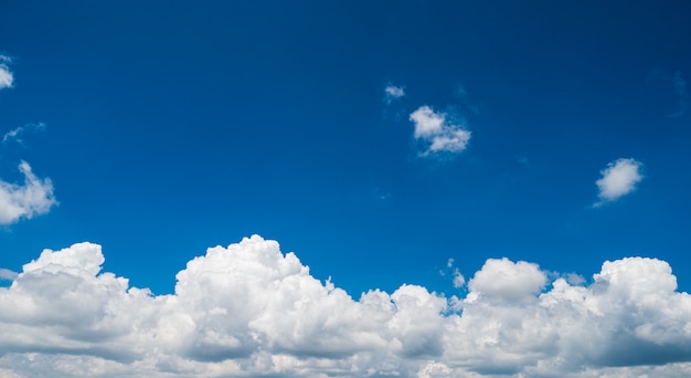 Céu azul com nuvens pequenas fundo