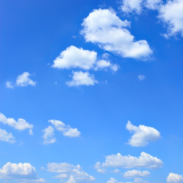 Céu azul com nuvens, pode ser usado como plano de fundo