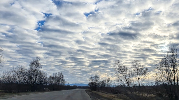 Céu azul com nuvens Saída rodoviária dos territórios ocupados Guerra na Ucrânia Fuga do agressor Terror e genocídio