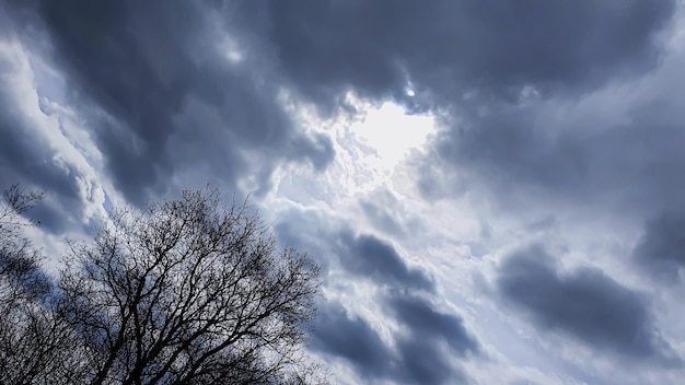 Céu azul com nuvens Saída rodoviária dos territórios ocupados Guerra na Ucrânia Fuga do agressor Terror e genocídio