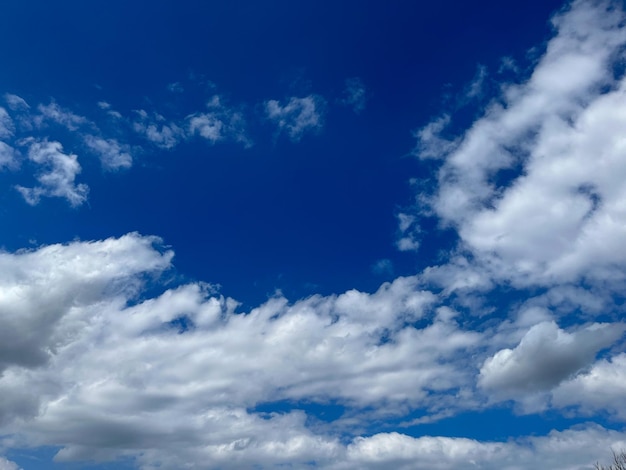 Céu azul com nuvens Sol brilhante em um céu azul Céu com copyspace