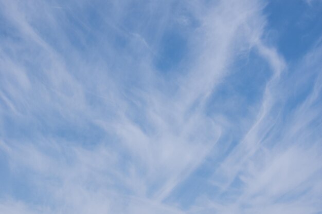 Foto céu azul com nuvens ventosas textura de foto de fundo natural tirada em um dia ensolarado tipo de nuvens cirrus nuvens onduladas de listras brancas incomuns em um céu azul brilhante fundo celestial para suas fotos