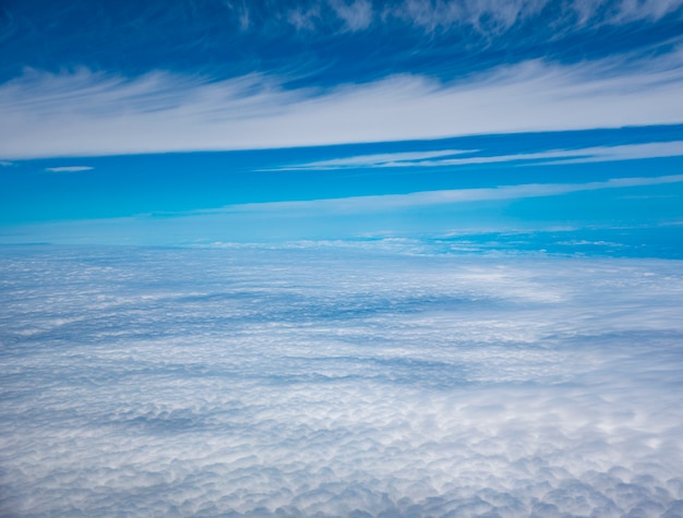 Céu azul com nuvens vista da janela do passageiro