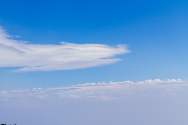 Céu azul com nuvens