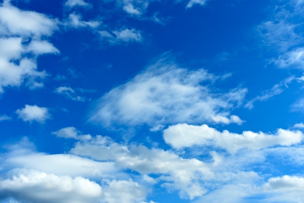 Céu azul com nuvens