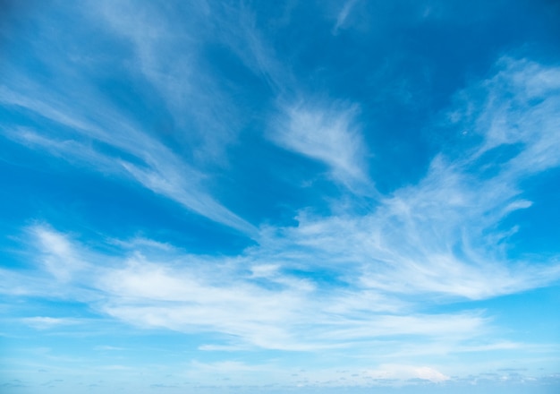 Céu azul com nuvens