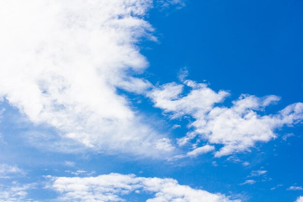 céu azul com nuvens